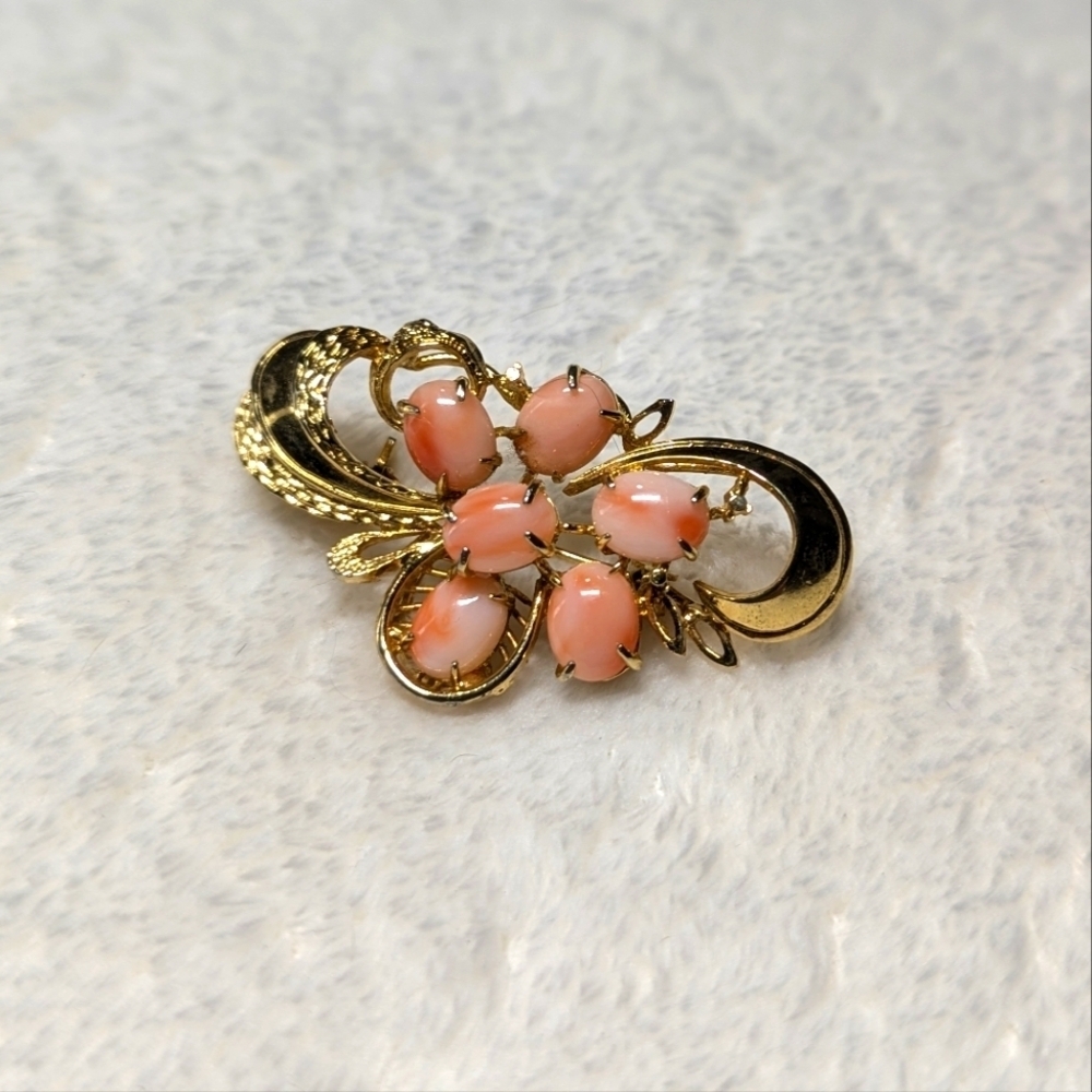 Vintage Goldtone and Faux Coral Cabochon Brooche - Picture 6 of 6